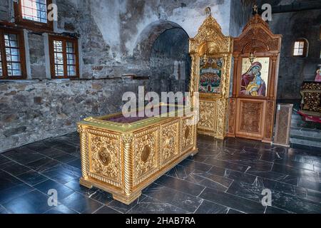 Die St. Nedelya Kirche in Batak, mit den Knochen der Toten. Stockfoto