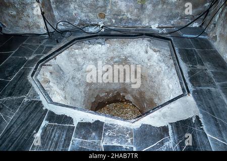 Die St. Nedelya Kirche in Batak, mit den Knochen der Toten. Stockfoto