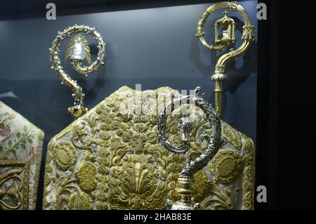 PANNONHALMA, UNGARN - 13. AUGUST 2021: Bischofshirten quaken in der Benediktinerabtei Pannonhalma in Pannonhalma, Ungarn Stockfoto