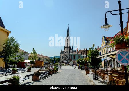 KOSZEG, UNGARN - 14. AUGUST 2021: Hauptplatz in Koszeg, Ungarn mit Touristen an einem sonnigen Tag Stockfoto