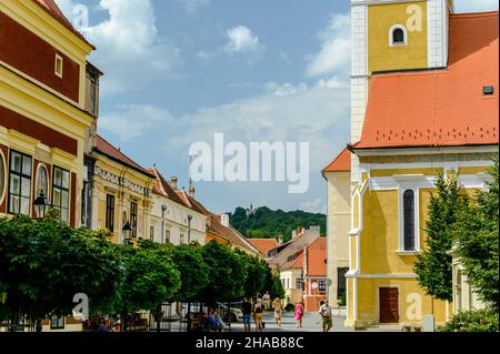 KOSZEG, UNGARN - 14. AUGUST 2021: Jakobskirche in Koszeg, Ungarn mit Touristen an einem sonnigen Tag Stockfoto