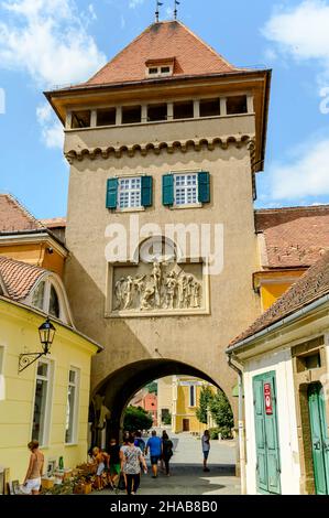 KOSZEG, UNGARN - 14. AUGUST 2021: An einem sonnigen Tag steht in Koszeg der Heldenturm mit Tourits. Stockfoto