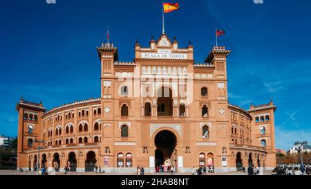 Madrid, Spanien - 5. Dezember 2021: Fassade der Plaza de Toros de Las Ventas - Madrid Stockfoto