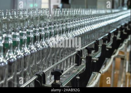 Förderband mit Flaschenlinie für Alkoholgetränke im Laden Stockfoto