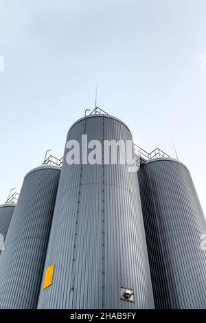 Silos zur Lagerung von Weizen und anderen Getreidepflanzen Stockfoto