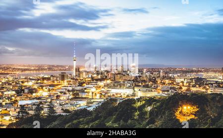 Luftaufnahme der Skyline von Auckland vom Mount Eden nach Sonnenuntergang während der Blauen Stunde - Neuseelands moderne Stadt mit majestätischem Nachtpanorama Stockfoto