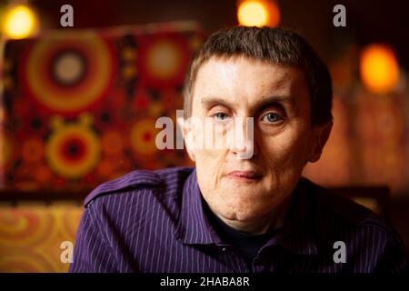 Nahaufnahme eines behinderten Mannes, der an einer zerebralen Lähmung leidet. Stockfoto