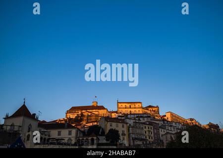 Blick auf die Altstadt von Coimbra im Abendlicht vor dem Hintergrund des blauen Himmels, Portugal. Stockfoto