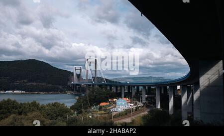 Blick auf die Brücke von Rande, überspannt die Bucht von Vigo über die Straße von Rande, Galizien, Spanien. Stockfoto