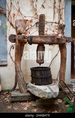 Alte hölzerne Weinpresse, die im ethnographischen Museum von Artziniega, Alava, Baskenland, Euskadi, Euskal Herria, Spanien, Europa Stockfoto