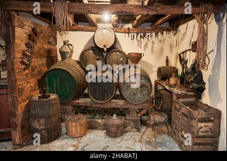 Altes Weinlager mit Holzfässern und mit Korbgeflecht ausgekleideten Glaskannen, Artziniega, Alava, Baskenland, Euskadi, Euskal Herria, Spanien, Europa Stockfoto