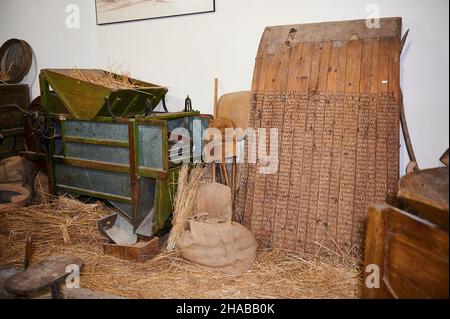 Alte landwirtschaftliche Werkzeuge im ethnographischen Museum von Artziniega, Alava, Baskenland, Euskadi, Euskal Herria, Spanien, Europa Stockfoto