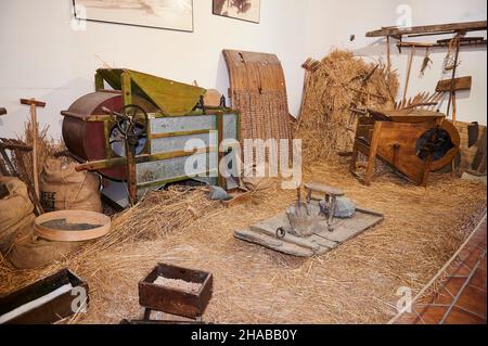 Alte landwirtschaftliche Werkzeuge im ethnographischen Museum von Artziniega, Alava, Baskenland, Euskadi, Euskal Herria, Spanien, Europa Stockfoto