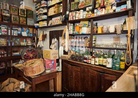 Blick auf ein altes Lebensmittelgeschäft voller weggeworfener Lebensmittel und Getränke Stockfoto