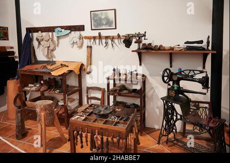 Alte Schuhmacherwerkstatt im ethnographischen Museum von Artziniega, Alava, Baskenland, Euskadi, Euskal Herria, Spanien, Europa Stockfoto