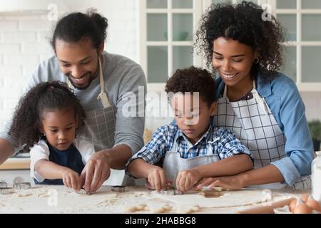 Liebevolle afrikanische Familienküche in moderner Küche Stockfoto