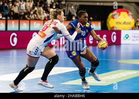 Die Französin Grace Zaadi Deuna im Kampf gegen die serbische Andela Janjusevic während der IHF-Frauen-Weltmeisterschaft 2021, dem Hauptspiel der III. Runde zwischen Serbien und Frankreich am 11. Dezember 2021 im Palau d'Esports de Granollers in Granollers, Barcelona, Spanien - Foto: Javier Borrego/DPPI/LiveMedia Stockfoto