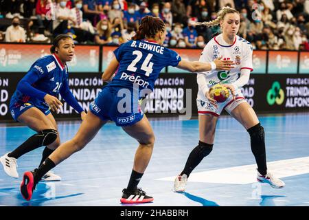 Andela Janjusevic aus Serbien im Kampf gegen Beatrice Edwige aus Frankreich während der IHF-Frauen-Weltmeisterschaft 2021, Hauptspiel der III. Runde zwischen Serbien und Frankreich am 11. Dezember 2021 im Palau d'Esports de Granollers in Granollers, Barcelona, Spanien - Foto: Javier Borrego/DPPI/LiveMedia Stockfoto