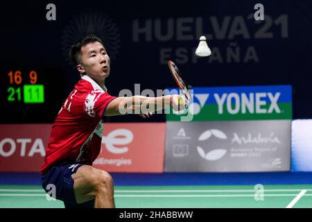 Huelva, Spanien. 12th Dez 2021. Lu Guangzu aus China tritt beim ersten Lauf der Männer gegen den Thailänder Kunlavut Vitidsarn bei der BWF-Weltmeisterschaft 2021 in Huelva, Spanien, am 12. Dezember 2021 an. Quelle: Zhang Cheng/Xinhua/Alamy Live News Stockfoto