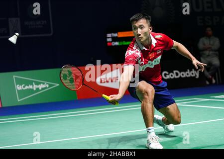 Huelva, Spanien. 12th Dez 2021. Lu Guangzu aus China tritt beim ersten Lauf der Männer gegen den Thailänder Kunlavut Vitidsarn bei der BWF-Weltmeisterschaft 2021 in Huelva, Spanien, am 12. Dezember 2021 an. Quelle: Zhang Cheng/Xinhua/Alamy Live News Stockfoto