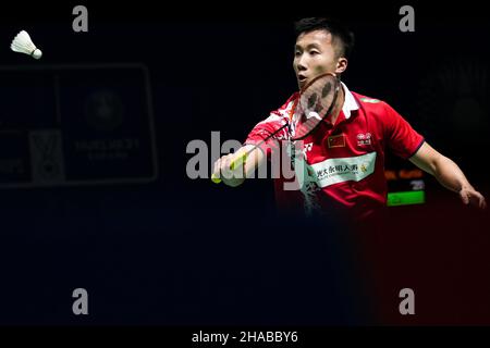 Huelva, Spanien. 12th Dez 2021. Lu Guangzu aus China tritt beim ersten Lauf der Männer gegen den Thailänder Kunlavut Vitidsarn bei der BWF-Weltmeisterschaft 2021 in Huelva, Spanien, am 12. Dezember 2021 an. Quelle: Zhang Cheng/Xinhua/Alamy Live News Stockfoto