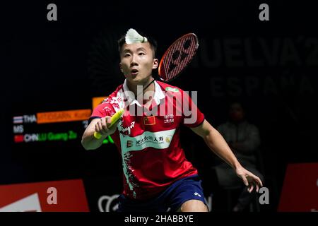 Huelva, Spanien. 12th Dez 2021. Lu Guangzu aus China tritt beim ersten Lauf der Männer gegen den Thailänder Kunlavut Vitidsarn bei der BWF-Weltmeisterschaft 2021 in Huelva, Spanien, am 12. Dezember 2021 an. Quelle: Zhang Cheng/Xinhua/Alamy Live News Stockfoto