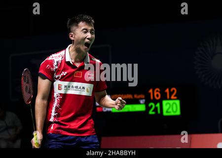 Huelva, Spanien. 12th Dez 2021. Lu Guangzu aus China reagiert während des ersten Runden-Spiels der Männer gegen den Thailänder Kunlavut Vitidsarn bei den BWF-Weltmeisterschaften 2021 in Huelva, Spanien, am 12. Dezember 2021. Quelle: Zhang Cheng/Xinhua/Alamy Live News Stockfoto