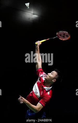 Huelva, Spanien. 12th Dez 2021. Lu Guangzu aus China tritt beim ersten Lauf der Männer gegen den Thailänder Kunlavut Vitidsarn bei der BWF-Weltmeisterschaft 2021 in Huelva, Spanien, am 12. Dezember 2021 an. Quelle: Zhang Cheng/Xinhua/Alamy Live News Stockfoto