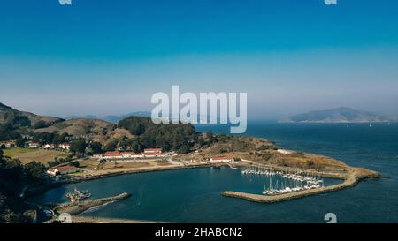 Golden Gate Bridge und Presidio Yacht Harbour in San Francisco, Kalifornien. Stockfoto