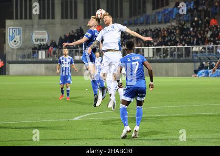 Duell in der Luft Gaetan CHARBONNIER 19 Auxerre und Nicolas BRUNEEL 21 Dunkerque während der französischen Meisterschaft Ligue 2 Fußballspiel zwischen USL Dunkerque und AJ Auxerre am 11. Dezember 2021 im Marcel Tribut Stadion in Dunkerque, Frankreich - Foto Laurent Sanson / LS Medianord / DPPI Stockfoto
