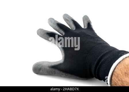 Schwarzer Arbeitshandschuh auf einer offenen Handfläche von mans, innen mit Latex bedeckt, isoliert auf weißem Hintergrund, obere Handfläche sichtbar. Stockfoto