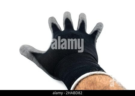 Schwarzer Arbeitshandschuh auf einer offenen Handfläche von mans, innen mit Latex bedeckt, isoliert auf weißem Hintergrund, obere Handfläche sichtbar. Stockfoto