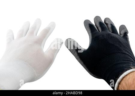 Weiße und schwarze Arbeitshandschuhe an offenen männlichen Händen, innen mit Latex bedeckt, isoliert auf weißem Hintergrund mit Abschneideweg. Stockfoto