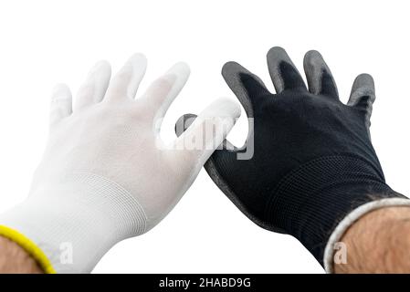 Weiße und schwarze Arbeitshandschuhe auf männlichen offenen Händen, innen mit Latex bedeckt, isoliert auf weißem Hintergrund mit Abschneideweg, kreuzten zwei do Stockfoto