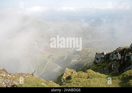 Nebel wirbelt über den Pfad, der vom Copper Mines Valley zum Gipfel des Old man of Coniston, dem Lake District Cumbria England, führt Stockfoto