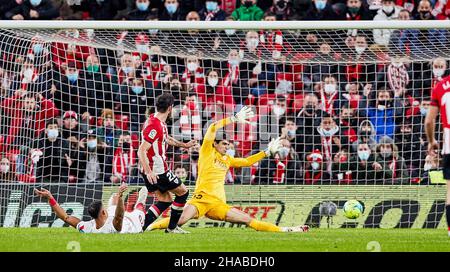 Raul Garcia vom Athletic Club und Yassine Bono vom FC Sevilla während des Fußballspiels der spanischen Meisterschaft La Liga zwischen Athletic Club und dem FC Sevilla am 11. Dezember 2021 im Stadion San Mames in Bilbao, Spanien - Foto: Inigo Larreina/DPPI/LiveMedia Stockfoto