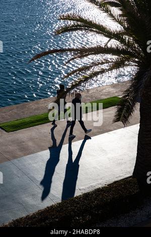 Minimaler Meerblick und Betonkonstruktionen Stockfoto