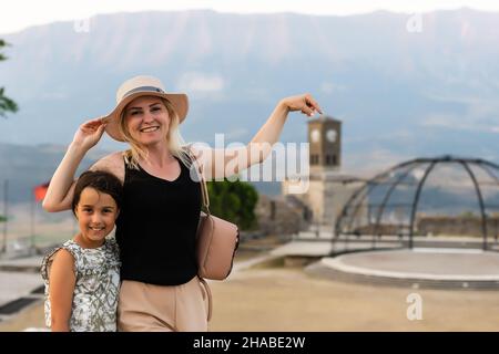 GJIROKASTER, ALBANIEN. Die Menschen genießen die friedliche Atmosphäre in den Vierteln der Altstadt, UNESCO-Weltkulturerbe und beliebtes Touristenziel. Stockfoto