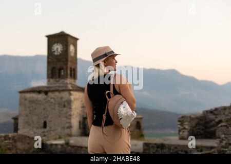 GJIROKASTER, ALBANIEN. Die Menschen genießen die friedliche Atmosphäre in den Vierteln der Altstadt, UNESCO-Weltkulturerbe und beliebtes Touristenziel. Stockfoto