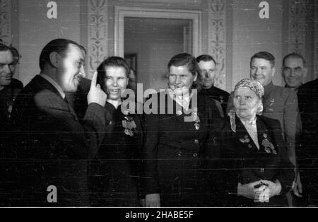 Warszawa, 1949-04-13. W dniach 2-14 kwietnia przebywa³a w Polsce delegacja ko³choŸników radzieckich. NZ. Spotkanie z prezydentem Boles³awem Bierutem w Belwederze. W Sali Pompejañskiej stoj¹: Prezydent Boles³aw Bierut (2L), ko³choŸnica z ko³chozu 12 paŸdziernik Praskowia Malinina (3L), dojarka z ko³chozu Czerwona Gwiazda Maria Sawczenko (5P), Bohaterka pracy Socjalistycznej Maria Chopta (3P). msa PAP Warschau, 13. April 1949. Eine Delegation sowjetischer Kolchosarbeiter besuchte Polen vom 2. Bis 14. April. Ein Treffen mit dem polnischen Präsidenten Boleslaw Bierut im Pompejanischen Palast von Belvedere Stockfoto