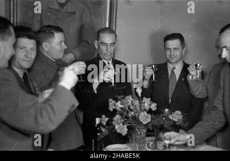 Warszawa, 1949-04-13. W dniach 2-14 kwietnia przebywa³a w Polsce delegacja ko³choŸników radzieckich. Po¿egnalna wizyta w Ministerstwie Rolnictwa i Reform Rolnych. NZ. m.in.: przewodnicz¹cy ko³chozu im. Czka³owa na Ukrainie Aleksy Szczerbina (2L). msa PAP Warschau, 13. April 1949. Eine Delegation sowjetischer Kolchosarbeiter besuchte Polen vom 2. Bis 14. April. Ein Abschiedsbesuch im Ministerium für Landwirtschaft und Agrarreformen. Im Bild unter anderem der Leiter des Kolchos Tschkalow in der Ukraine Aleksy Schtscherbina (2nd links). msa PAP Stockfoto