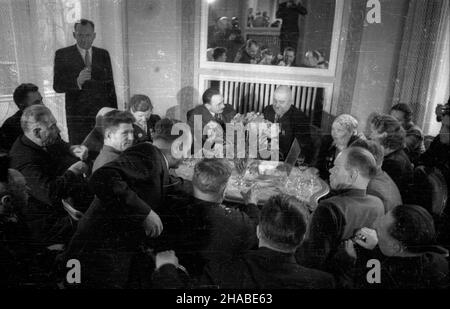 Warszawa, 1949-04-13. W dniach 2-14 kwietnia przebywa³a w Polsce delegacja ko³choŸników radzieckich. NZ. Spotkanie z prezydentem Boles³awem Bierutem w Belwederze. Prezydent Boles³aw Bierut (w Centrum) wraz z cz³onkami delegacji radzieckiej. Siedz¹: Dojarka z ko³chozu Czerwona Gwiazda Maria Sawczenko (obok prezydenta z lewej), przewodnicz¹cy delegacji radzieckiej przewodnicz¹cy ko³chozu Zdobycz PaŸdziernika Teodor Dubkowiecki (obok prezydenta z prawej), Bohaterka pracy Socjalistycznej Maria Chopta (obok Dubweiecki w, przewodnicz¹cy ko³chozu praz. Czka³owa na Ukrainie Aleksy Stockfoto