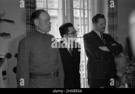 Warszawa, 1949-04-13. W dniach 2-14 kwietnia przebywa³a w Polsce delegacja ko³choŸników radzieckich. Po¿egnalna wizyta w Ministerstwie Rolnictwa i Reform Rolnych. NZ. m.in. cz³onek Biura Organizacyjnego Komitetu Centralnego i kierownik Wydzia³u Rolnego Komitetu Centralnego Polskiej Zjednoczonej Partii Robotniczej (KC PZPR) Hilary Che³chowski (1P). msa PAP Warschau, 13. April 1949. Eine Delegation sowjetischer Kolchosarbeiter besuchte Polen vom 2. Bis 14. April. Ein Abschiedsbesuch im Ministerium für Landwirtschaft und Agrarreformen. Im Bild unter anderem Mitglied des Organizational Bure Stockfoto