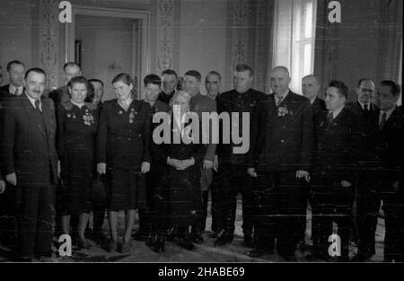 Warszawa, 1949-04-13. W dniach 2-14 kwietnia przebywa³a w Polsce delegacja ko³choŸników radzieckich. NZ. Spotkanie z prezydentem Boles³awem Bierutem w Belwederze. W Sali Pompejañskiej stoj¹: Prezydent Boles³aw Bierut (2L), ko³choŸnica z ko³chozu 12 paŸdziernik Praskowia Malinina (3L), dojarka z ko³chozu Czerwona Gwiazda Maria Sawczenko (5L), przewodnicz¹cy ko³chozu im. Czka³owa na Ukrainie Aleksy Szczerbina (6L), Bohaterka pracy Socjalistycznej Maria Chopta (8L), przewodnicz¹cy delegacji radzieckiej przewodnicz¹cy ko³chozu Zdobycz PaŸdziernika Teodor Dubkowiecki (5P), delegat Kuncewicz (4P), b Stockfoto