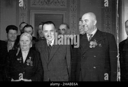 Warszawa, 1949-04-13. W dniach 2-14 kwietnia przebywa³a w Polsce delegacja ko³choŸników radzieckich. NZ. Spotkanie z prezydentem Boles³awem Bierutem w Belwederze. W Sali Pompejañskiej stoj¹: przewodnicz¹cy ko³chozu im. Czka³owa na Ukrainie Aleksy Szczerbina (1L), Bohaterka pracy Socjalistycznej Maria Chopta (3L), prezydent Boles³aw Bierut (4P), przewodnicz¹cy delegacji radzieckiej przewodnicz¹cy ko³chozu Zdobycz PaŸdziernika Teodor Dubkowiecki (1P). msa PAP Warschau, 13. April 1949. Eine Delegation sowjetischer Kolchosarbeiter besuchte Polen vom 2. Bis 14. April. Ein Treffen mit polnischen Presi Stockfoto