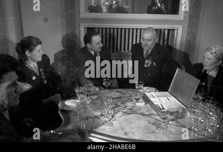 Warszawa, 1949-04-13. W dniach 2-14 kwietnia przebywa³a w Polsce delegacja ko³choŸników radzieckich. Spotkanie z prezydentem Boles³awem Bierutem w Belwederze. NZ. od lewej: przewodnicz¹cy ko³chozu im. Czka³owa na Ukrainie Aleksy Szczerbina, dojarka z ko³chozu Czerwona Gwiazda Maria Sawczenko, prezydent Boles³aw Bierut, przewodnicz¹cy delegacji radzieckiej przewodnicz¹cy ko³chozu Zdobycz PaŸdziernika Teodor Dubkowiecki, Bohaterka pracy Socjalistycznej Maria Chopta. msa PAP Breslau, 10. April 1949. Eine Delegation sowjetischer Kolhozniks (Staatsarbeiter) besucht Polen (2.-14. April). Ein Meeting Stockfoto