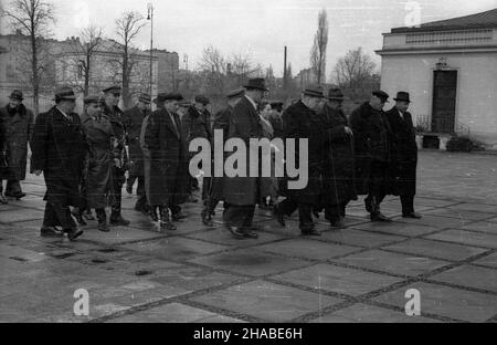 Warszawa, 1949-04-13. W dniach 2-14 kwietnia przebywa³a w Polsce delegacja ko³choŸników radzieckich. NZ. Spotkanie z prezydentem Boles³awem Bierutem w Belwederze. Id¹: przewodnicz¹cy delegacji radzieckiej przewodnicz¹cy ko³chozu Zdobycz PaŸdziernika Teodor Dubkowiecki (3P), ambasador ZSRR w Polsce Wiktor Lebiediew (4P), cz³onek Biura Organizacyjnego Komitetu Centralnego i kierownik Wydzia³u Rolnego Komitetu Centralnego Polskiej Zjednoczonej Partitryj (7P) przewodnicz¹cy ko³chozu Robtortrista Pritznowski (Che³chowski), Hiltry 3L. Czka³owa na Ukrainie Aleksy Stockfoto