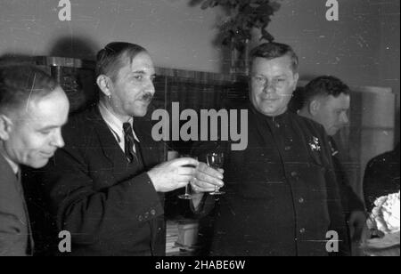 Warszawa, 1949-04-13. W dniach 2-14 kwietnia przebywa³a w Polsce delegacja ko³choŸników radzieckich. Po¿egnalna wizyta w Ministerstwie Rolnictwa i Reform Rolnych. NZ. m.in. prezes Zarz¹du G³ównego Zwi¹zku Samopomocy Ch³opskiej (ZSCh) i przewodnicz¹cy Rady Naczelnej Zwi¹zku M³odzie¿y Polskiej (ZMP) Stefan Ignar (1L). msa PAP Warschau, 13. April 1949. Eine Delegation sowjetischer Kolchosarbeiter besuchte Polen vom 2. Bis 14. April. Ein Abschiedsbesuch im Ministerium für Landwirtschaft und Agrarreformen. Im Bild, unter anderem, Leiter des Hauptvorstandes der Bauernselbsthilfe-Union (ZSCh) und Stockfoto