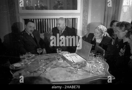 Warszawa, 1949-04-13. W dniach 2-14 kwietnia przebywa³a w Polsce delegacja ko³choŸników radzieckich. Spotkanie z prezydentem Boles³awem Bierutem w Belwederze. NZ. od lewej: Prezydent Boles³aw Bierut, przewodnicz¹cy delegacji radzieckiej przewodnicz¹cy ko³chozu Zdobycz PaŸdziernika Teodor Dubkowiecki, Bohaterka pracy Socjalistycznej Maria Chopta, ko³choŸnica z ko³chozu 12 paŸdziernik Praskowia Malinina. msa PAP Breslau, 10. April 1949. Eine Delegation sowjetischer Kolhozniks (Staatsarbeiter) besucht Polen (2.-14. April). Ein Treffen mit dem polnischen Präsidenten Boleslaw Bierut im Belweder Palast. P Stockfoto