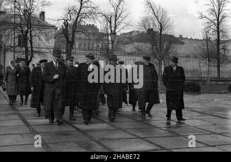 Warszawa, 1949-04-13. W dniach 2-14 kwietnia przebywa³a w Polsce delegacja ko³choŸników radzieckich. Spotkanie z prezydentem Boles³awem Bierutem w Belwederze. W pierwszym rzêdzie id¹: cz³onek Biura Organizacyjnego Komitetu Centralnego i kierownik Wydzia³u Rolnego Komitetu Centralnego Polskiej Zjednoczonej Partii Robotniczej (KC PZPR) Hilary Che³chowski (1L), ambasador ZSRR w Polsce Wiktor Lebiediew (2L), PaŸdziernika Zeckkowieckki przewodnicz¹cy ko³chozu 3L przewodnicz¹cy. W g³êbi od lewej: Dojarka z ko³chozu Czerwona Gwiazda Maria Sawczenko, ko³choŸnica z Stockfoto